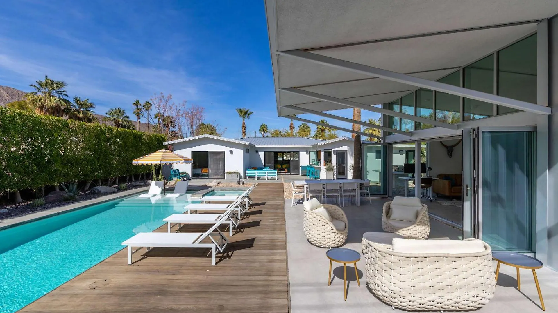 Luxury 4-Bedroom Home With Pool Spa & Stunning Mountain Views Palm Springs
